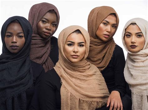 Culture hijab - Mar 25, 2021 · That being said, culture continues to play a role in how—not if—the hijab is worn. Culture, for instance, can set normative standards for clothing colors and styles. The flexibility and practicality of culture, in turn, is bounded by the minimum requirements of the verse, which is to cover the body with the exceptions detailed above. 